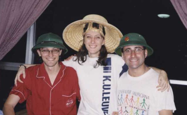 los gorroneados Izaskun y Luis junto con Fernandet que fue de gorra  y aqui todos con gorra.jpg